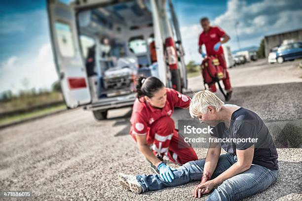 Soccorso Salvare Vite Umane - Fotografie stock e altre immagini di Braccio rotto - Braccio rotto, Ambulanza, Frattura