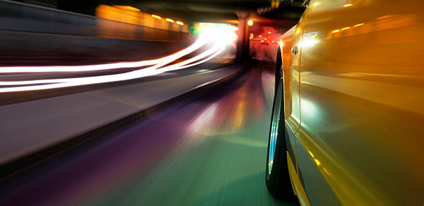 szybkiego i agresywnego - blurred motion street car green zdjęcia i obrazy z banku zdjęć