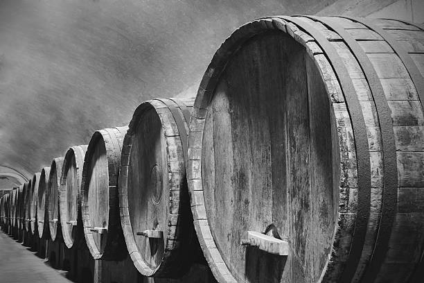 地下のワインセラーに木製樽 - ワイン貯蔵庫 写真 ストックフォトと画像