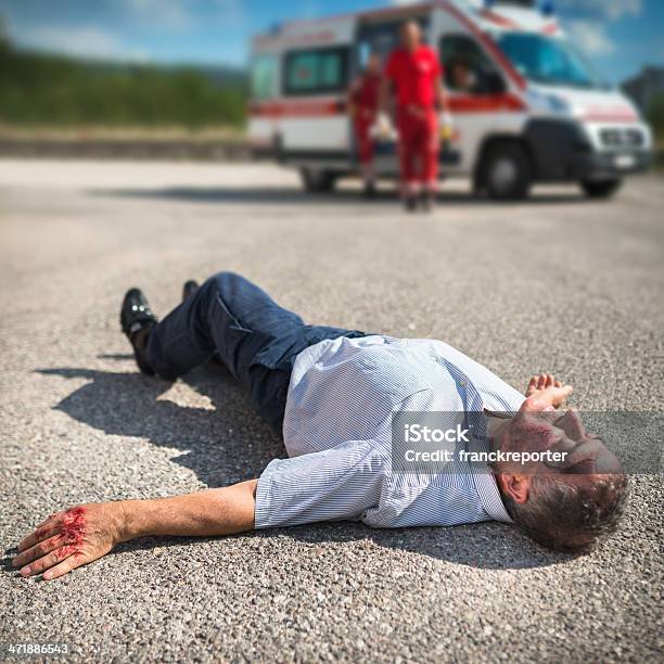 Photo libre de droit de Blessé Homme Perdre Conscience banque d'images et plus d'images libres de droit de Accident bénin - Accident bénin, Accident de la route, Accident de voiture