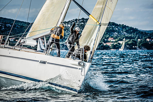 squadra di vela su barca a vela durante la regata - sailing sailboat regatta teamwork foto e immagini stock