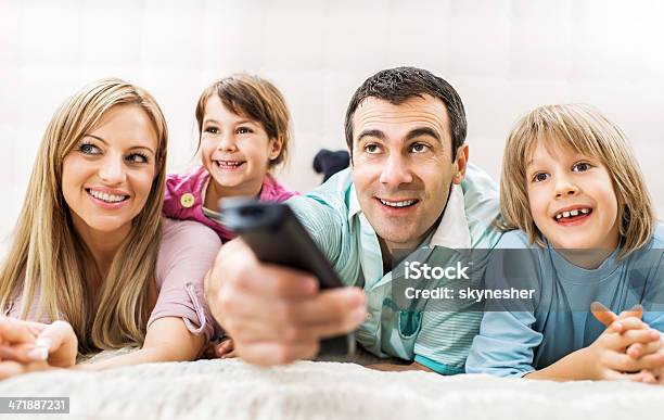 Allegra Famiglia Guardando La Tv - Fotografie stock e altre immagini di Abbigliamento casual - Abbigliamento casual, Adulto, Adulto di mezza età