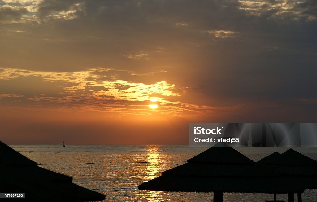 L'océan et le coucher de soleil en arrière-plan abstrait - Photo de Bateau à voile libre de droits