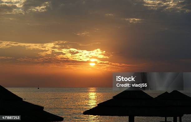 Photo libre de droit de Locéan Et Le Coucher De Soleil En Arrièreplan Abstrait banque d'images et plus d'images libres de droit de Bateau à voile