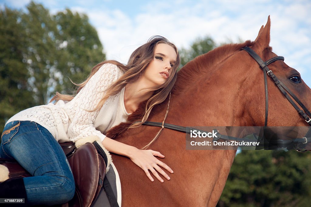 Jovem mulher dirigindo um cavalo - Royalty-free Adulto Foto de stock