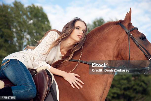 Jovem Mulher Dirigindo Um Cavalo - Fotografias de stock e mais imagens de Adulto - Adulto, Amizade, Animal