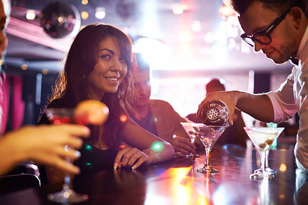 в барной стойкой - nightlife party group of people martini стоковые фото и изображения