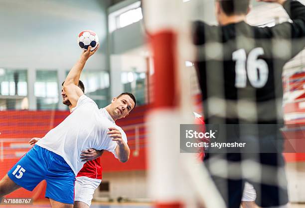 Adulto De Idade Mediana Jogador De Handebol Rematar À Baliza - Fotografias de stock e mais imagens de Andebol