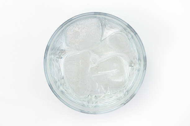 ドリンクのグラスに氷を入れ、水が充填された