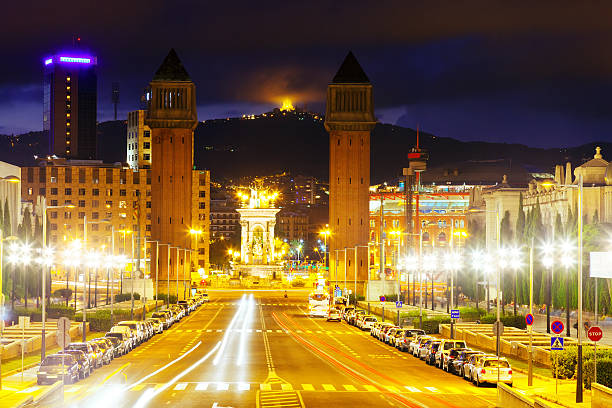 espanha square, em barcelona. catalunha, espanha - gran via - fotografias e filmes do acervo