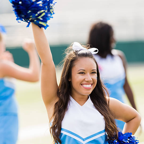 szczęśliwy cheerleaderka wykonywania w szkole średniej gry - cheerleader high school student sport cheering zdjęcia i obrazy z banku zdjęć