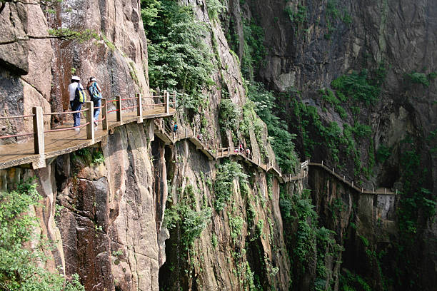 выступ путь в хуаншане - huangshan mountains стоковые фото и изображения