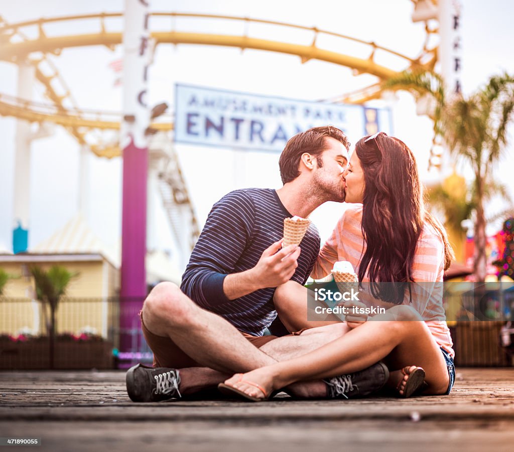 Beso Pareja en el parque de diversiones, los ángeles - Foto de stock de Besar libre de derechos