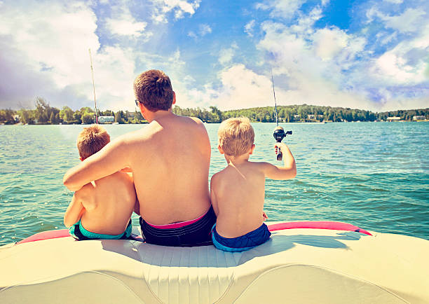 zeit für die familie - sailing nautical vessel family lake stock-fotos und bilder