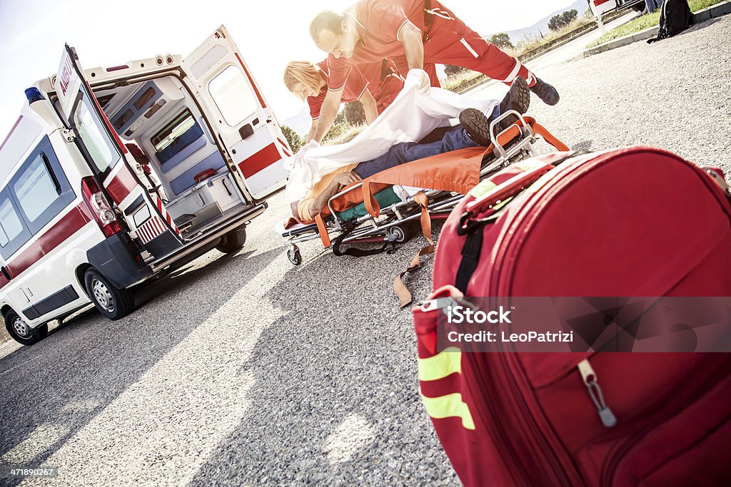 Auxiliaire médical, premiers secours sur la rue - Photo de Chantier de construction libre de droits