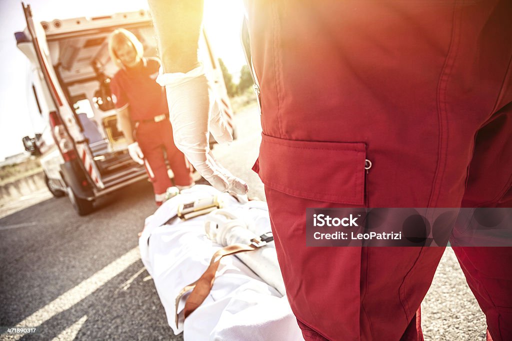 EMT команда оказания первой помощи на улице - Стоковые фото Медицинское кислородное оборудование роялти-фри