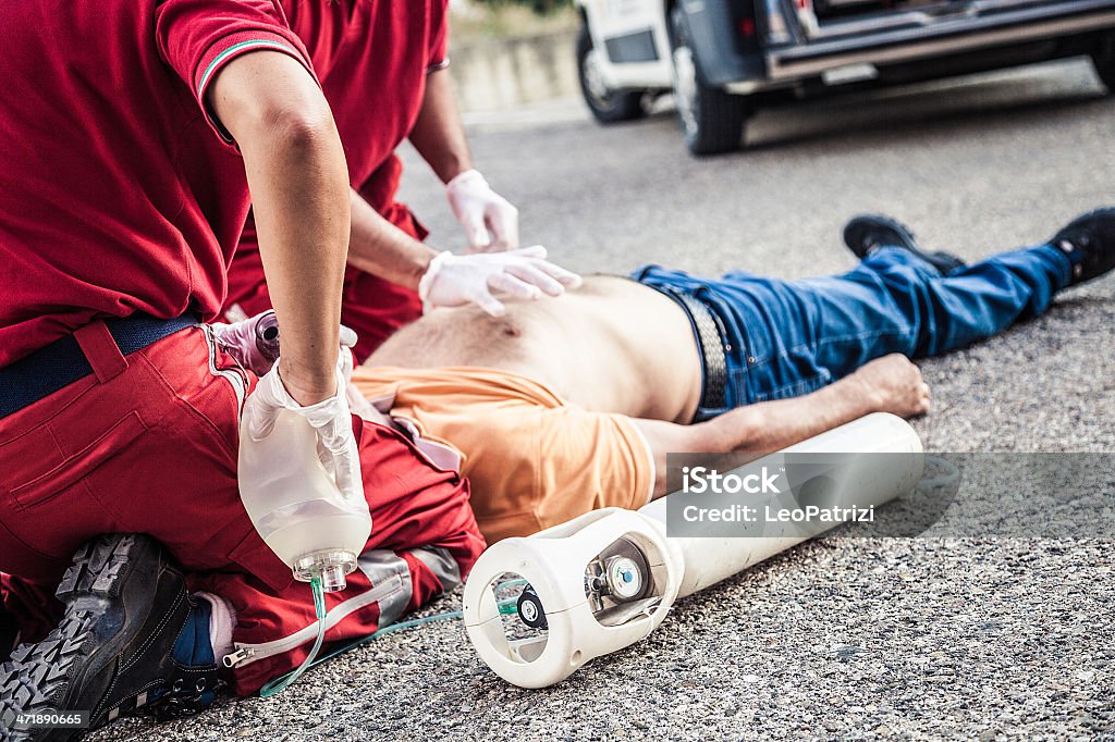 EMT equipa prestação de primeiros socorros na rua - Royalty-free Acidente de Carro Foto de stock