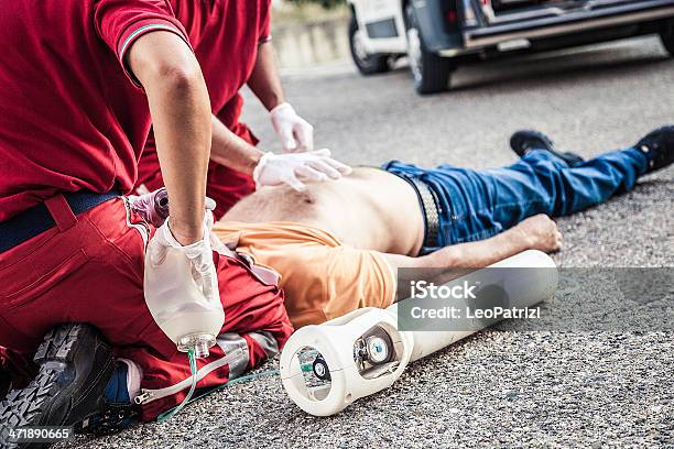 Emt Equipa Prestação De Primeiros Socorros Na Rua - Fotografias de stock e mais imagens de Acidente de Carro - Acidente de Carro, Acidente - Conceito, Acidentes e Desastres