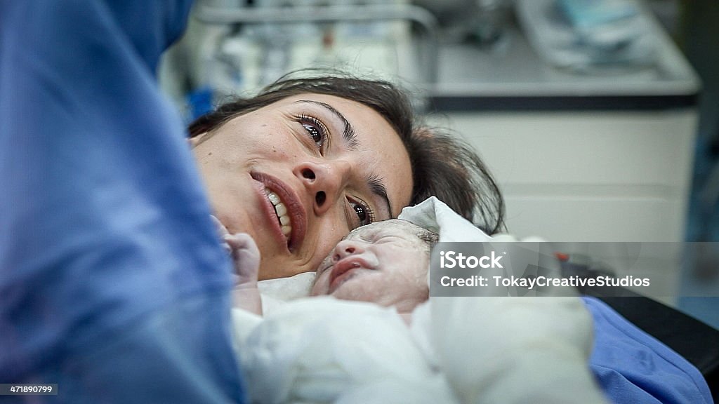 Nuovo NATO bambino con la madre - Foto stock royalty-free di Ostetrica