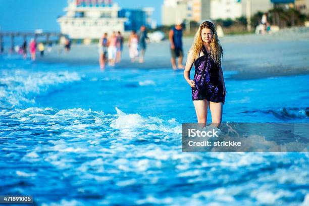 Feminino Adolescente Isolado Em Uma Multidão Na Praia - Fotografias de stock e mais imagens de Myrtle Beach