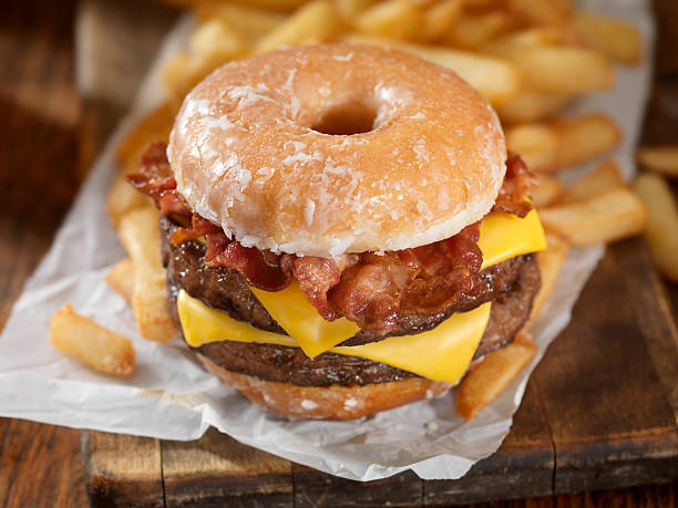 coberto de camada lustrosa dónute cheeseburguer com bacon - hamburger burger symmetry cheeseburger imagens e fotografias de stock