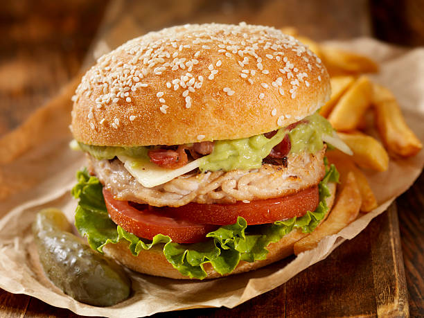 구아카몰이 베이컨 하띤 burger - guacamole bacon burger bacon cheeseburger 뉴스 사진 이미지