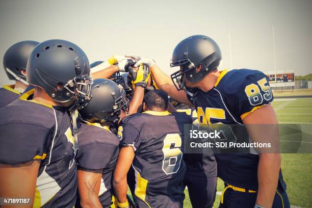 Semiprofessionelle Footballteam Huddling Zu Diskutieren Während Spiel Spielen Stockfoto und mehr Bilder von Köpfe zusammenstecken