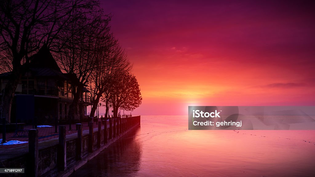 Amanecer en el muelle.  Balaton mar, Hungría - Foto de stock de Embarcadero libre de derechos