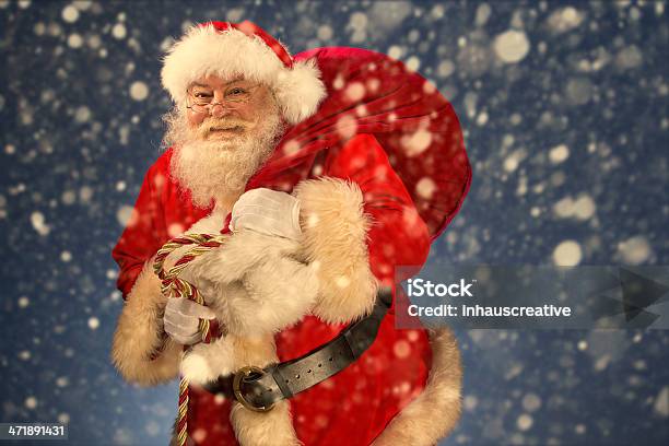 Фотографии Vintage Real Санта Клаус Подарок Сумка Для Переноски — стоковые фотографии и другие картинки Активный пенсионер