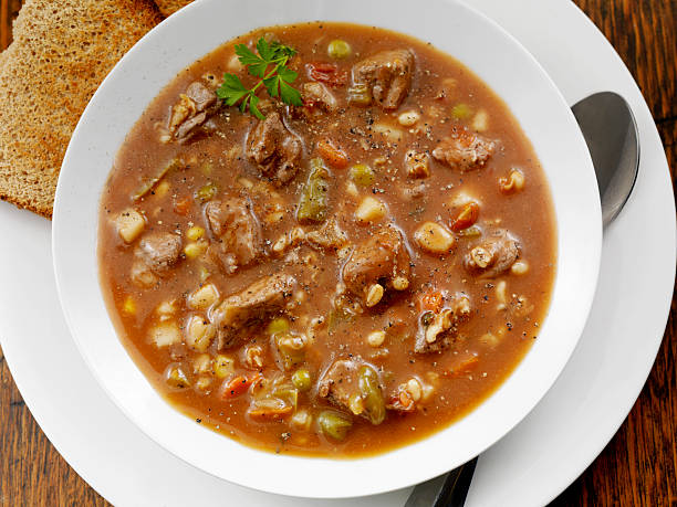 la carne de res y sopa de cebada - vegetable barley soup fotografías e imágenes de stock