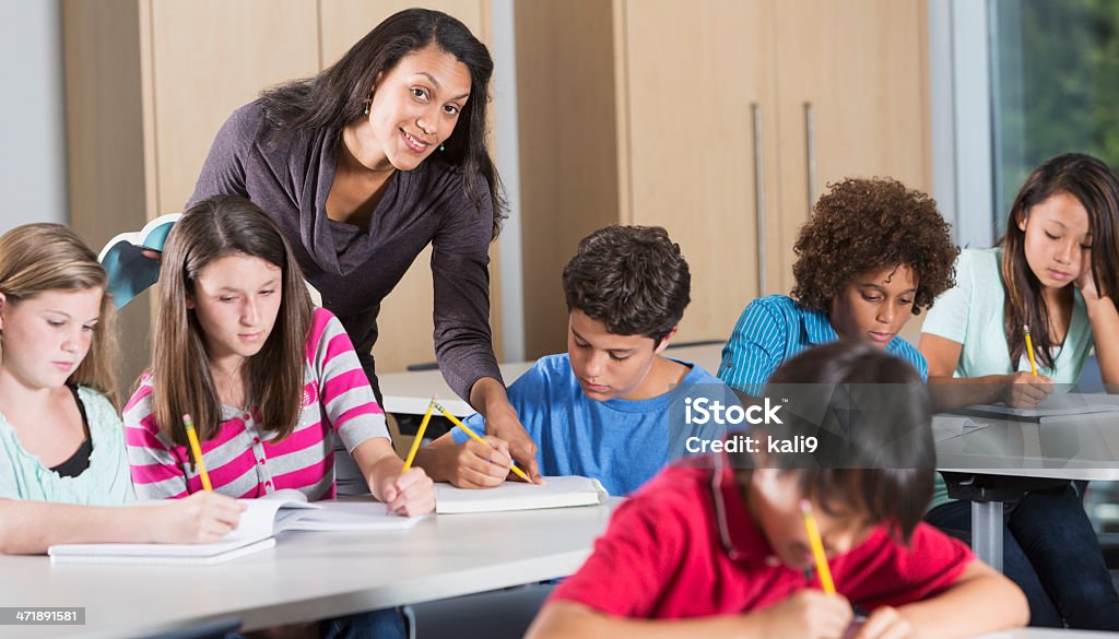 Lehrer und Schüler im Klassenzimmer - Lizenzfrei Junior High Stock-Foto