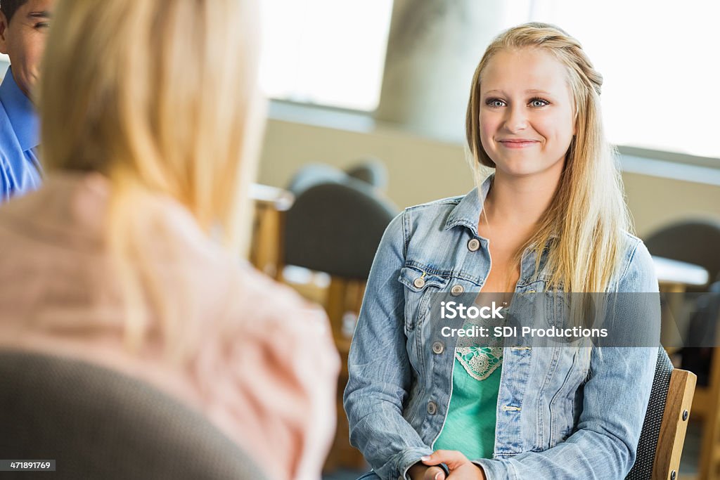 Garota adolescente falando com adultos durante a sessão de terapia ou aconselhamento - Foto de stock de Adolescentes Meninas royalty-free