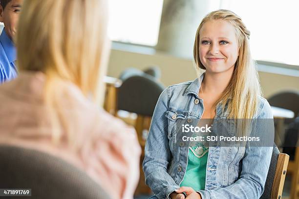 Teen Menina Falar Com Adultos Durante A Terapêutica Ou Sessão De Aconselhamento - Fotografias de stock e mais imagens de Cabelo Louro