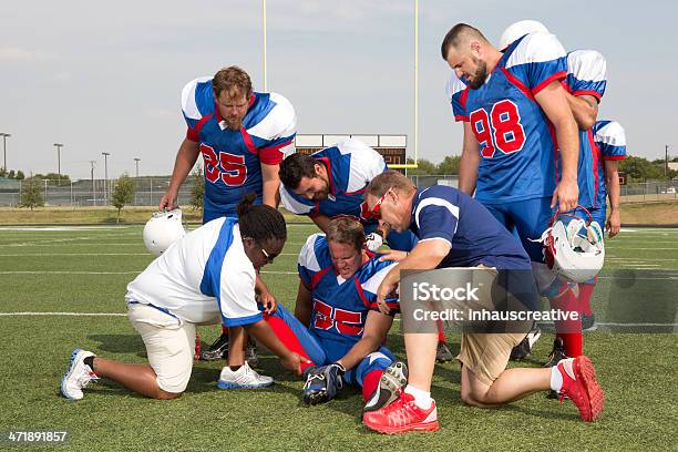 Lesioni Giocatore Di Football Americano - Fotografie stock e altre immagini di Lesionato - Lesionato, Sport, Posizione sportiva