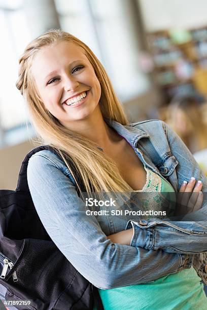 Felice Scuola Ragazza Sorridente In Libreria Con Zaino - Fotografie stock e altre immagini di Abbigliamento casual