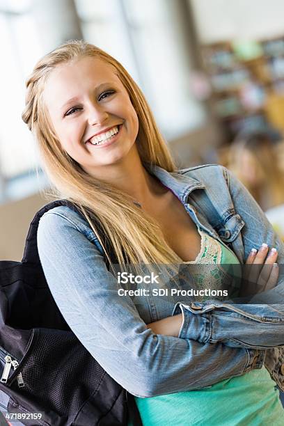 Szczęśliwy Szkoła Dziewczynka Uśmiech W Bibliotece Z Plecaka - zdjęcia stockowe i więcej obrazów Adolescencja