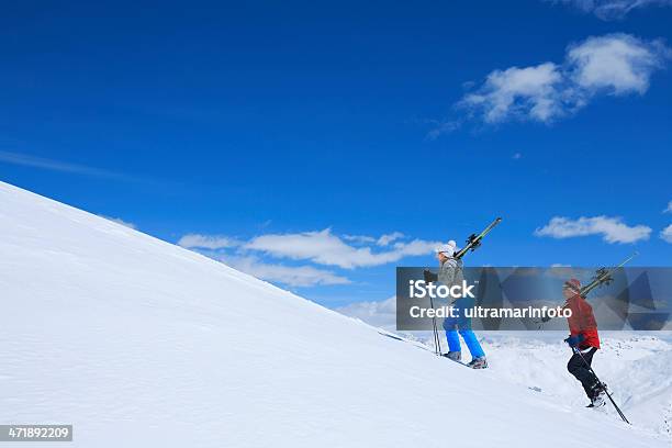 Nieve Skiers Foto de stock y más banco de imágenes de 40-49 años - 40-49 años, Actividad, Adulto