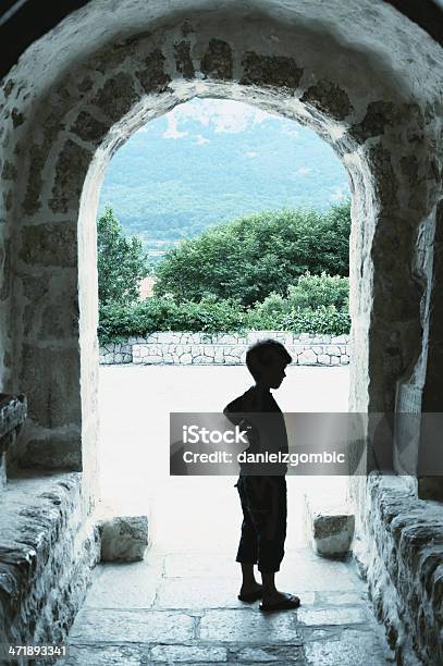 Junge In Church Stockfoto und mehr Bilder von Jungen - Jungen, Kontur, Alt