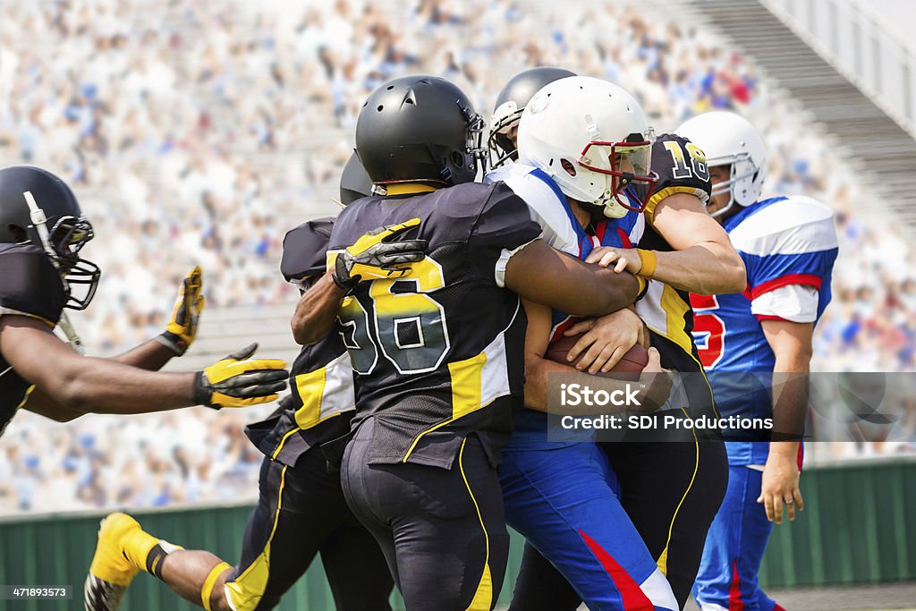 Les joueurs de football américain professionnel faire de l'équipe adverse en jeu - Photo de Foule libre de droits