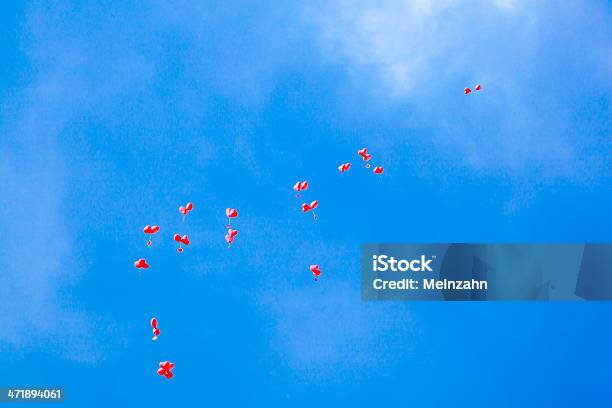 Rote Luftballons Mit Liebe Nachrichten In Den Blauen Himmel Stockfoto und mehr Bilder von Abstrakt