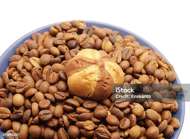 Foto de Grãos De Café E Biscoitos e mais fotos de stock de Acima - Acima, Azul, Bebida