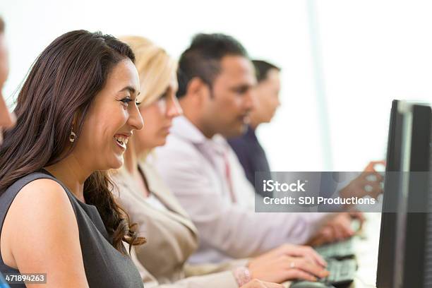 Geschäftsleute Die Jobcomputer Golfplatz In Collegeklasse Stockfoto und mehr Bilder von Hörsaal