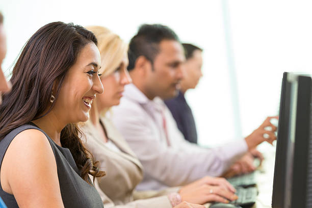 negócios pessoas tomar job training curso de informática na faculdade turma - training computer learning computer lab imagens e fotografias de stock