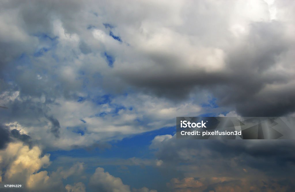 Nubes oscuras - Foto de stock de Azul libre de derechos