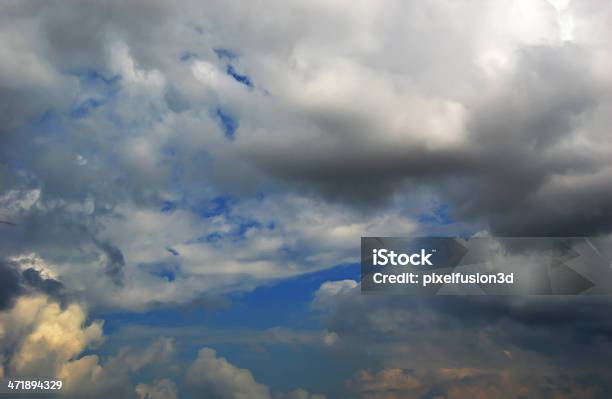 Nubes Oscuras Foto de stock y más banco de imágenes de Azul - Azul, Belleza, Belleza de la naturaleza