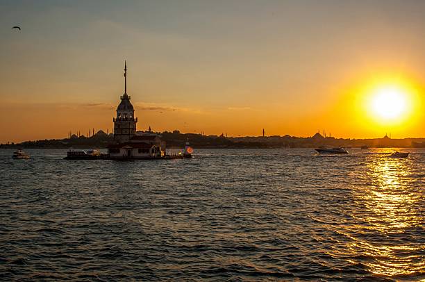 coucher de soleil à kız kulesi - istanbul üsküdar maidens tower tower photos et images de collection