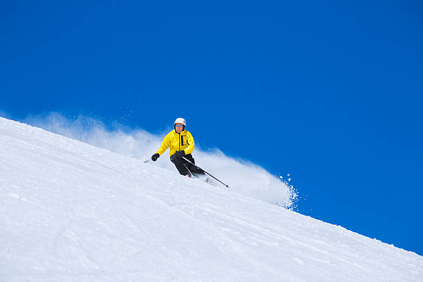skifahren und wintersport - carving skiing stock-fotos und bilder
