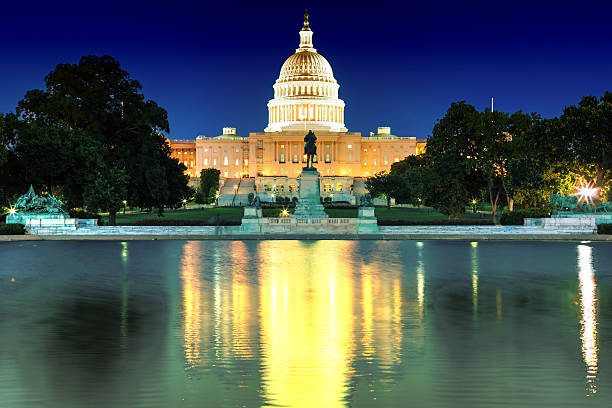 capitol hill building odbicia w nocy w waszyngtonie, d.c. - symbol president ulysses s grant usa zdjęcia i obrazy z banku zdjęć