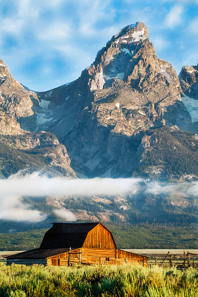 グランド tetons 向こうにモールトンバーン - western usa mountain peak landscape farm ストックフォトと画像