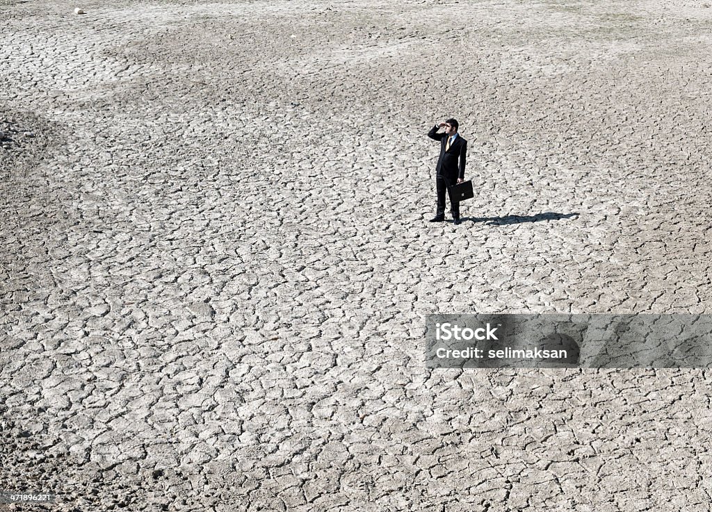 Perdita di Uomo d'affari alla ricerca di aiuto nel deserto - Foto stock royalty-free di Deserto